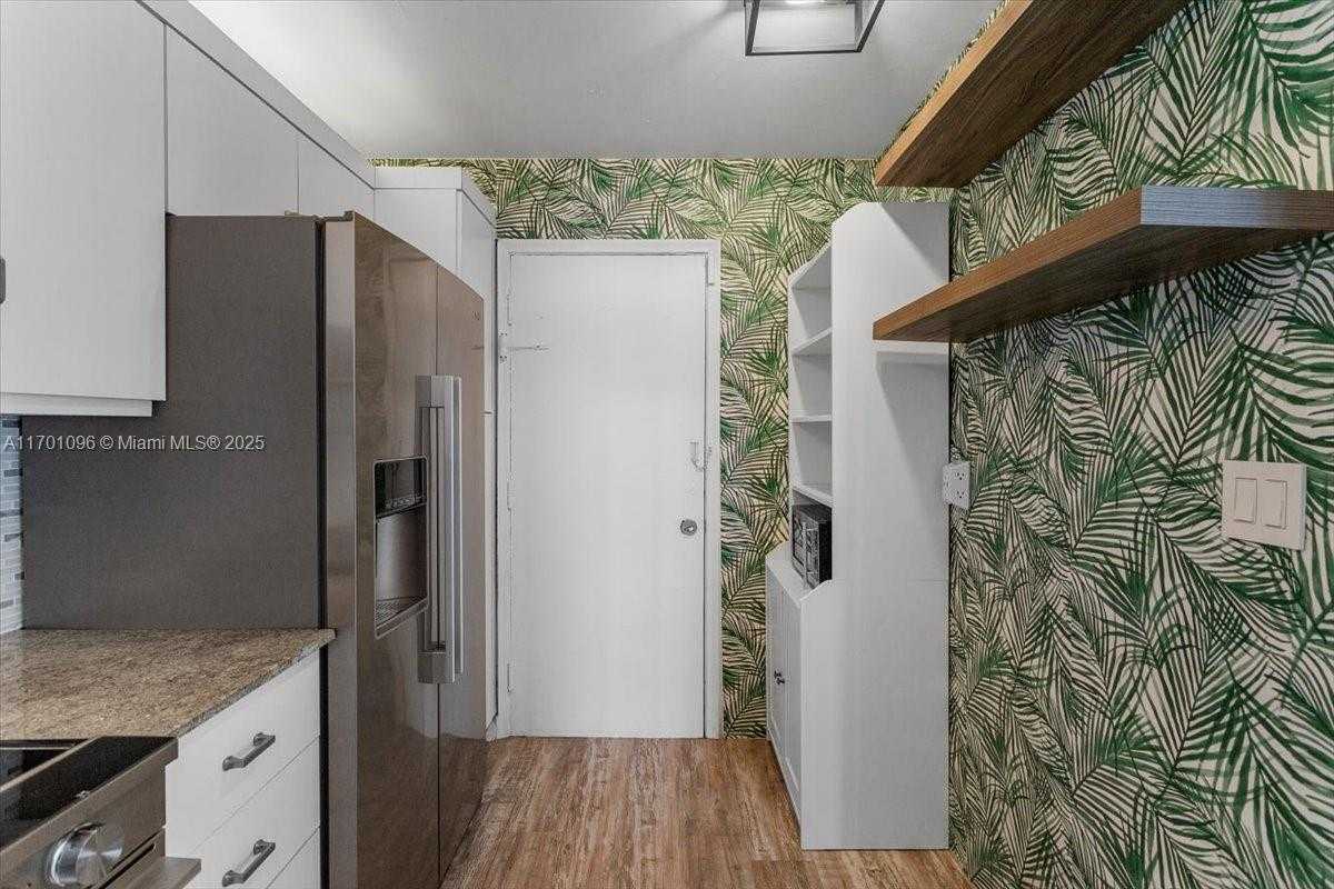 Small Image of 2016 BAY DR #208, Miami Beach Number 8