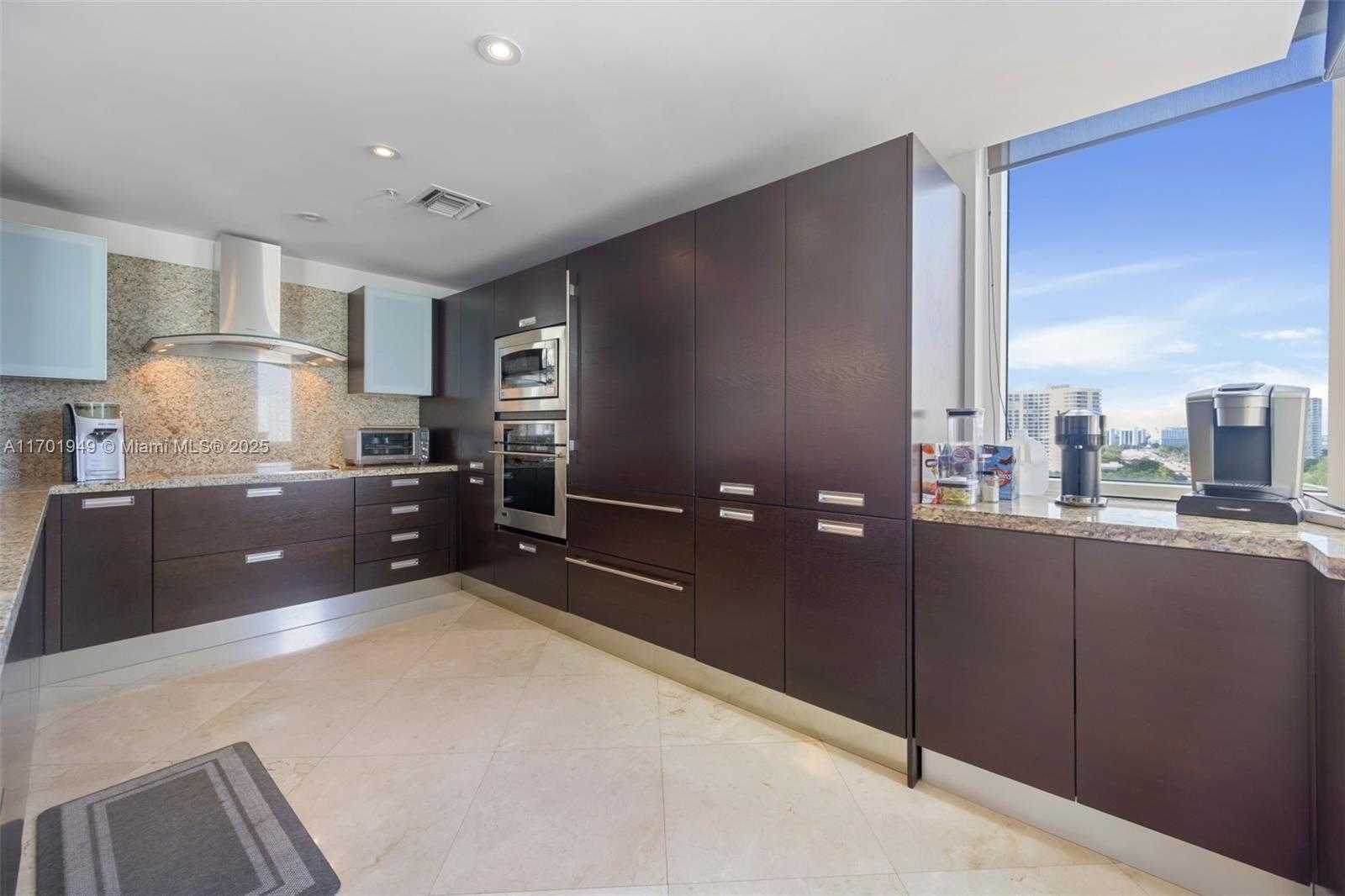 Small Image of 19400 TURNBERRY WAY #1012, Aventura Number 6