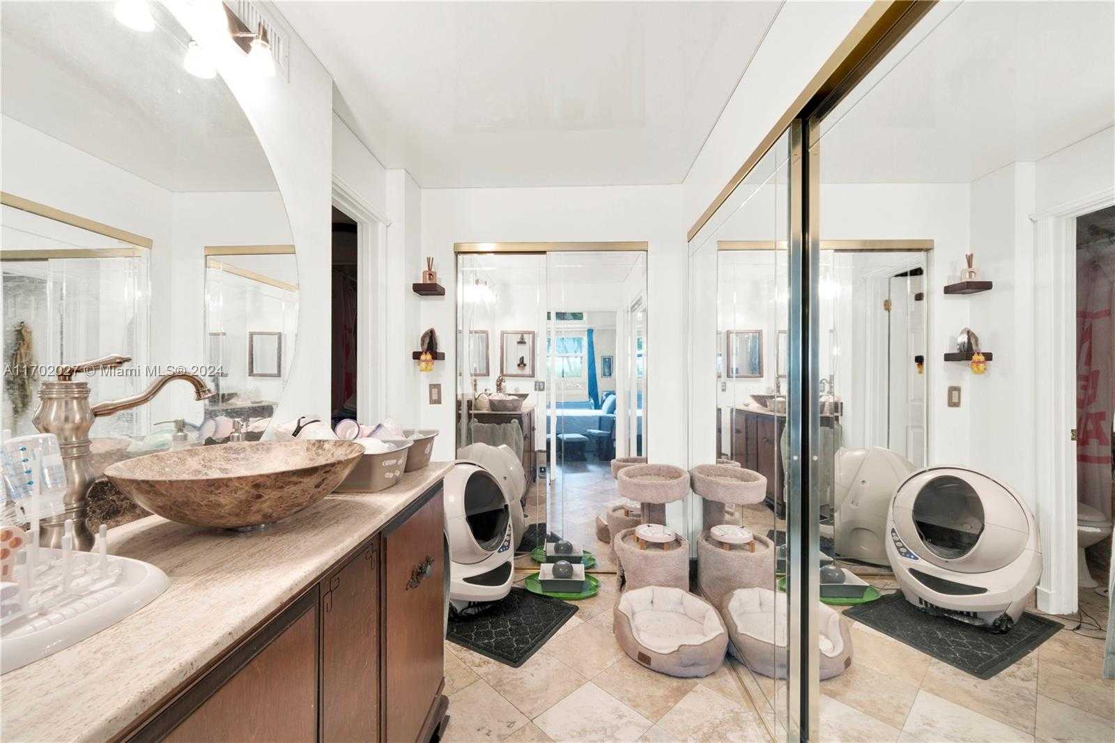 Small Image of 106 LAKE EMERALD DR #213, Oakland Park Number 13