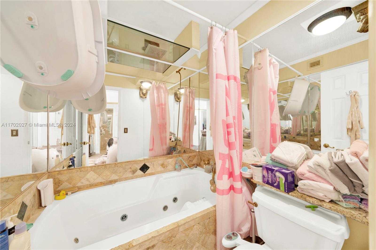 Small Image of 106 LAKE EMERALD DR #213, Oakland Park Number 14