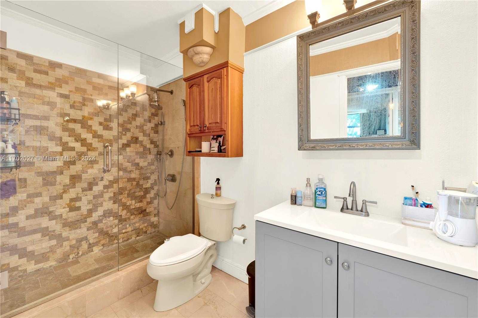 Small Image of 106 LAKE EMERALD DR #213, Oakland Park Number 19