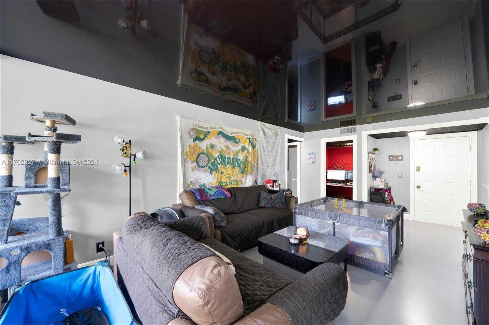 Small Image of 106 LAKE EMERALD DR #213, Oakland Park Number 2
