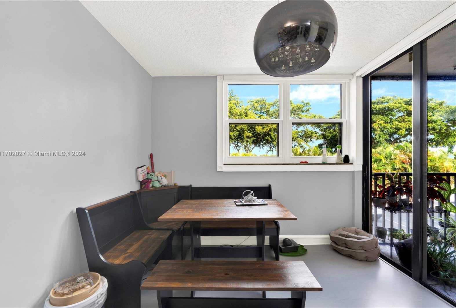 Small Image of 106 LAKE EMERALD DR #213, Oakland Park Number 4