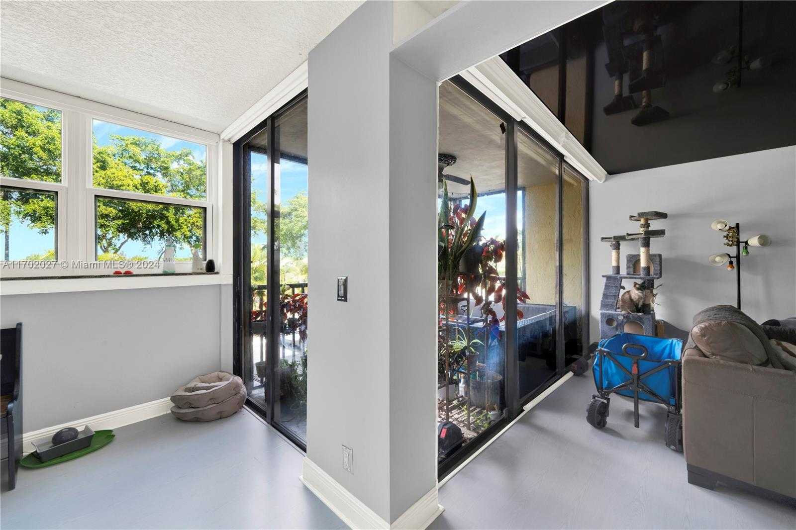 Small Image of 106 LAKE EMERALD DR #213, Oakland Park Number 5