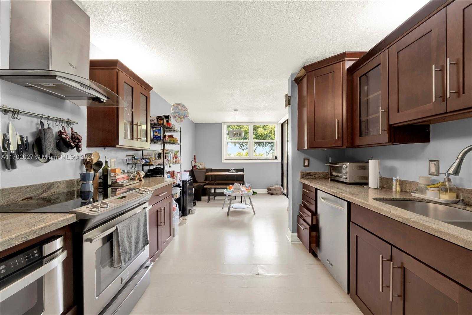 Small Image of 106 LAKE EMERALD DR #213, Oakland Park Number 9
