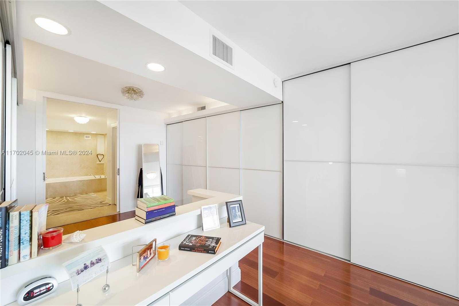 Small Image of 5700 COLLINS AVE #4L, Miami Beach Number 31