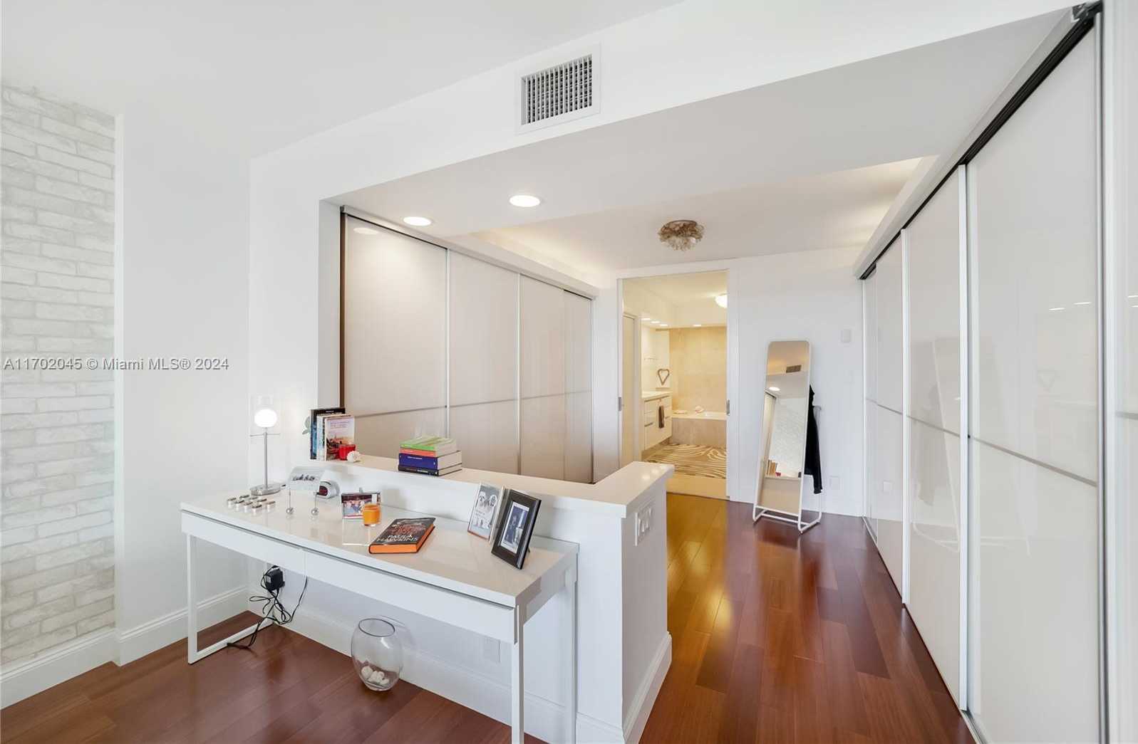 Small Image of 5700 COLLINS AVE #4L, Miami Beach Number 32