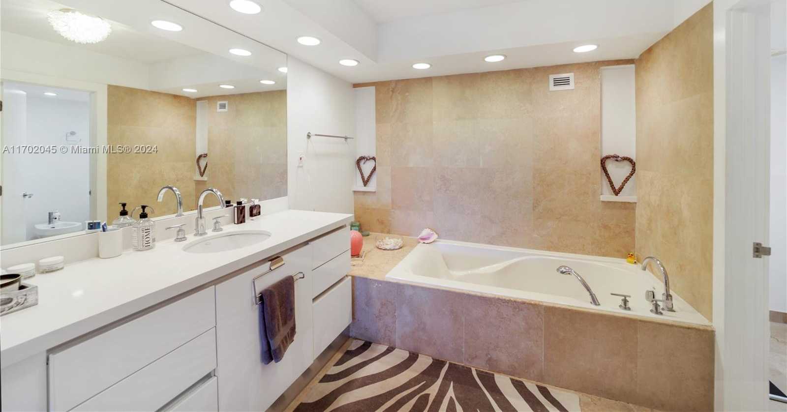 Small Image of 5700 COLLINS AVE #4L, Miami Beach Number 35