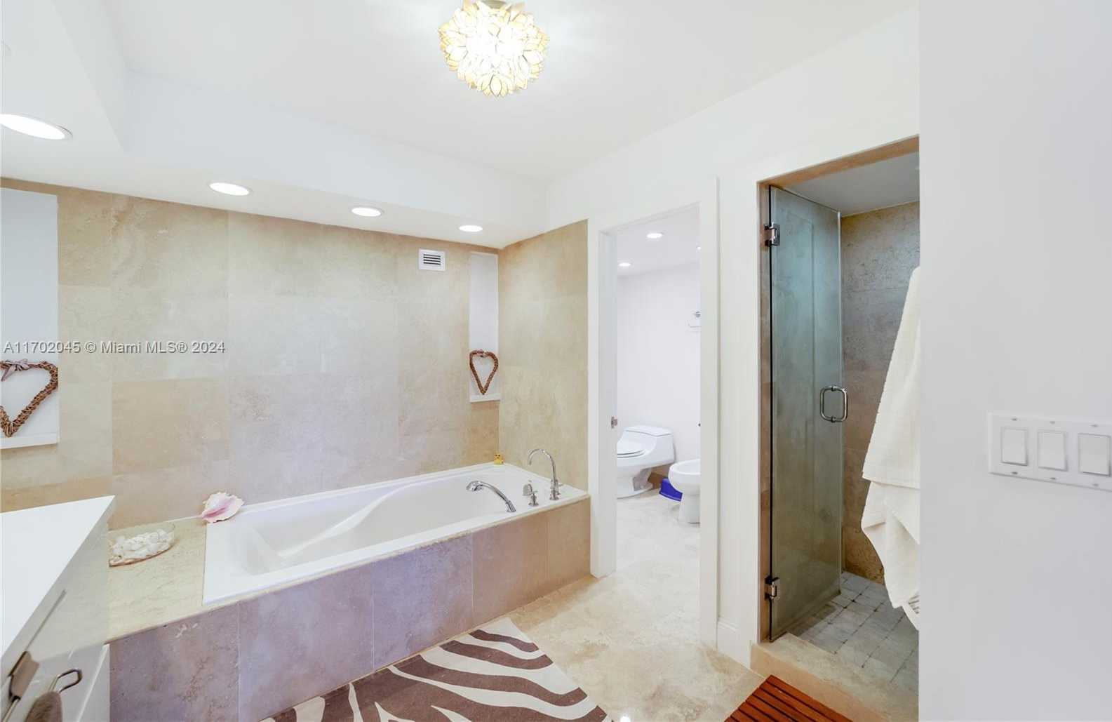 Small Image of 5700 COLLINS AVE #4L, Miami Beach Number 36