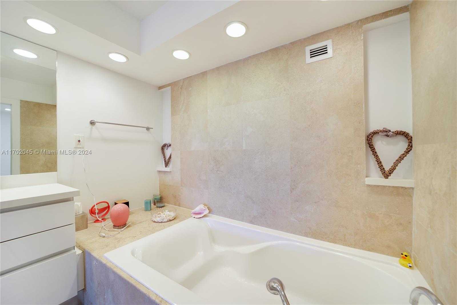 Small Image of 5700 COLLINS AVE #4L, Miami Beach Number 37