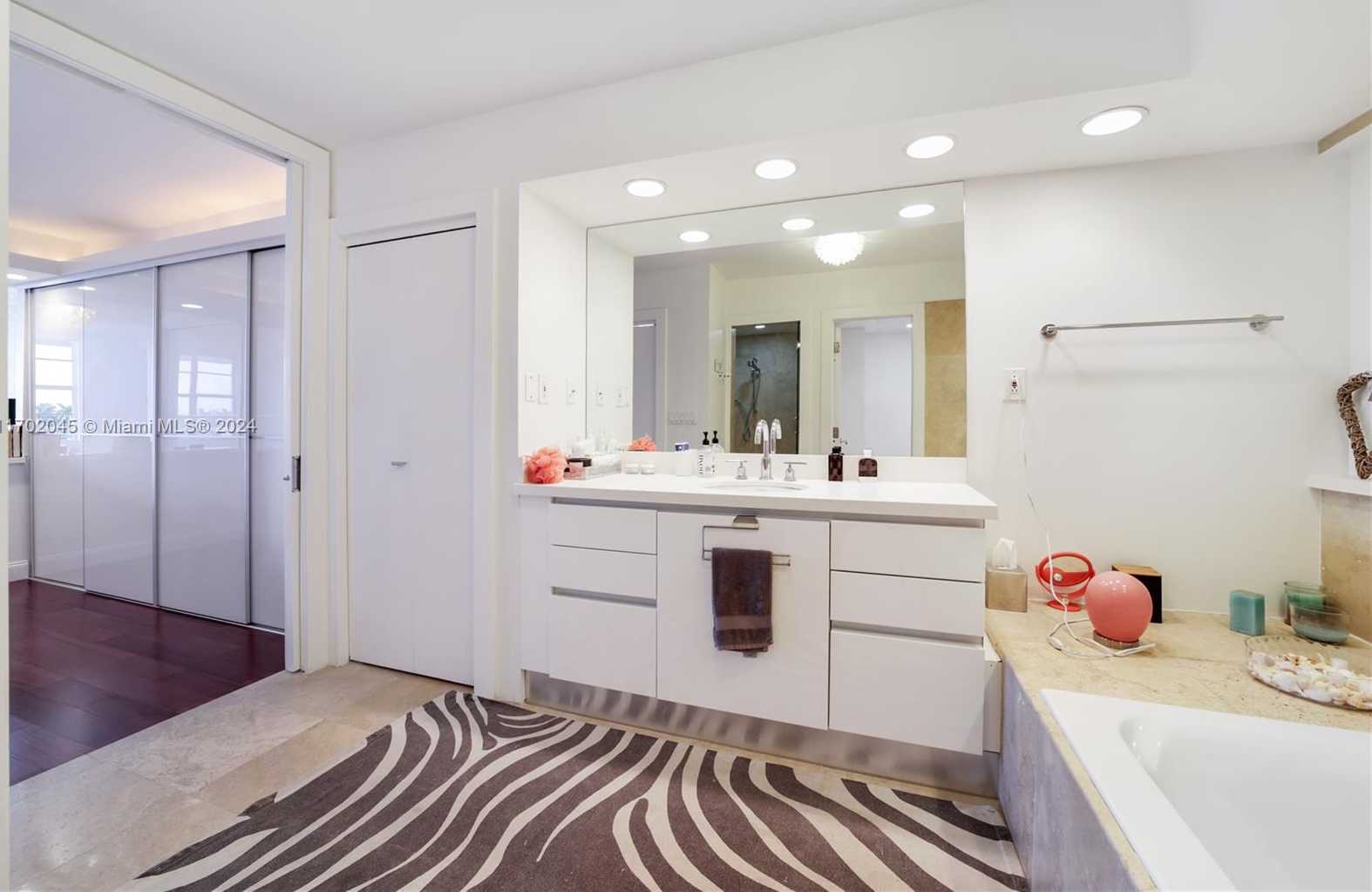 Small Image of 5700 COLLINS AVE #4L, Miami Beach Number 39