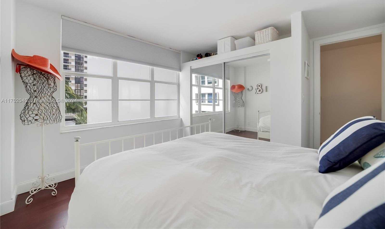 Small Image of 5700 COLLINS AVE #4L, Miami Beach Number 42