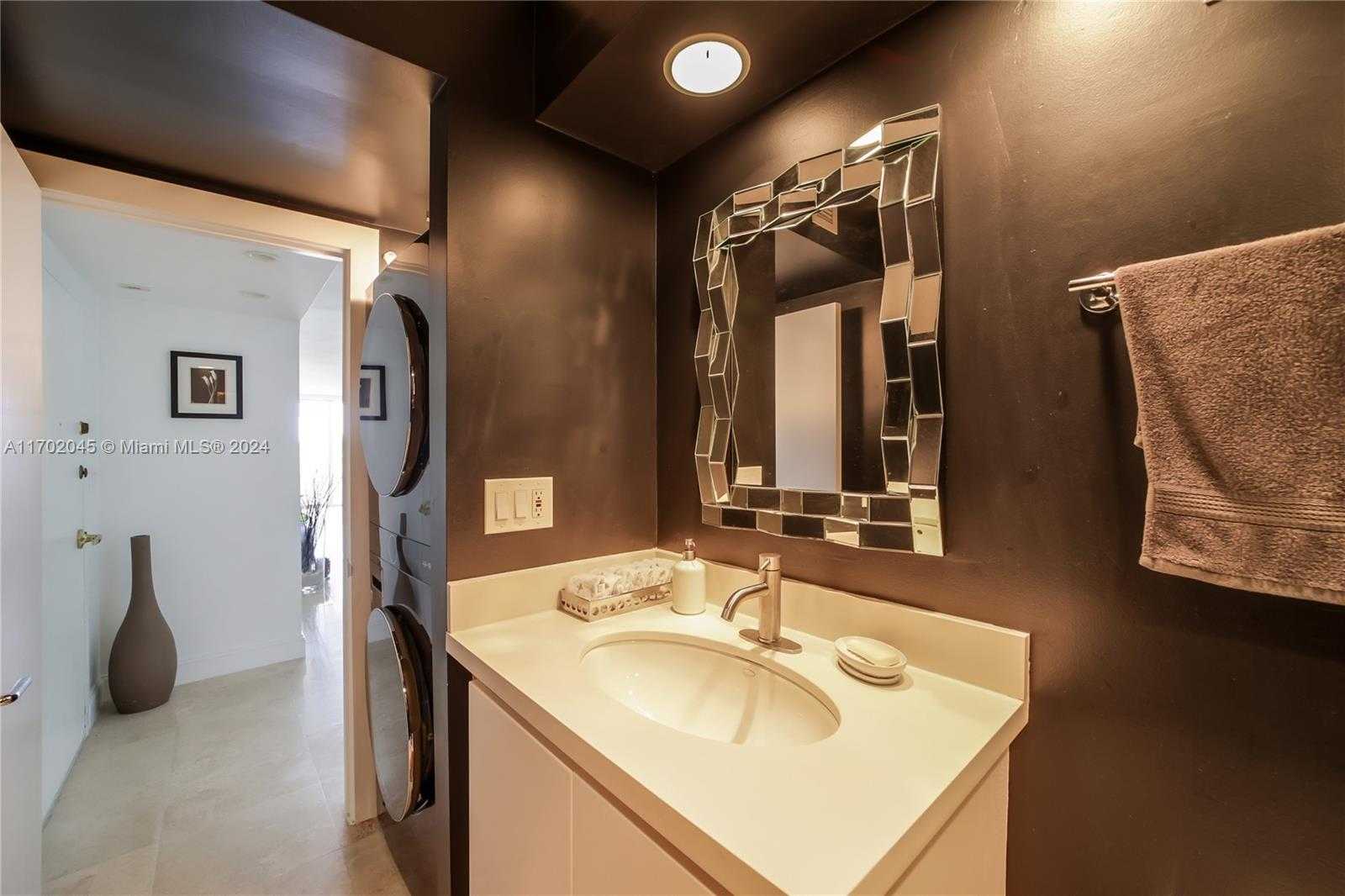 Small Image of 5700 COLLINS AVE #4L, Miami Beach Number 51