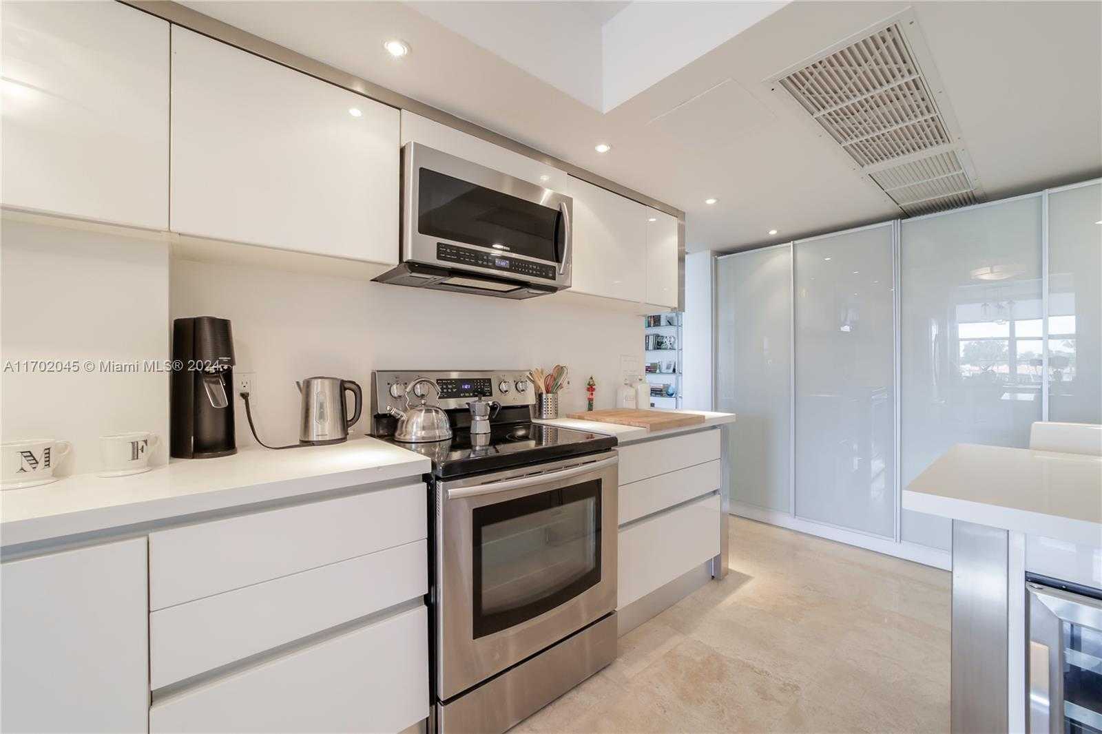 Small Image of 5700 COLLINS AVE #4L, Miami Beach Number 9