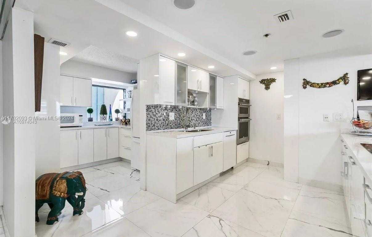 Small Image of 1717 NORTH BAYSHORE DR #A-3451, Miami Number 14