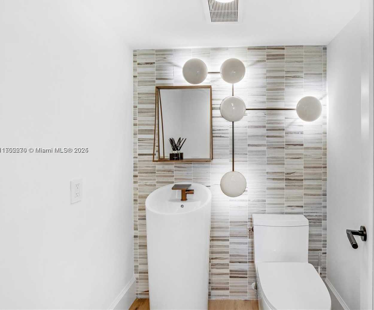 Small Image of 101 Clematis St, West Palm Beach, FL 33401, USA Number 11
