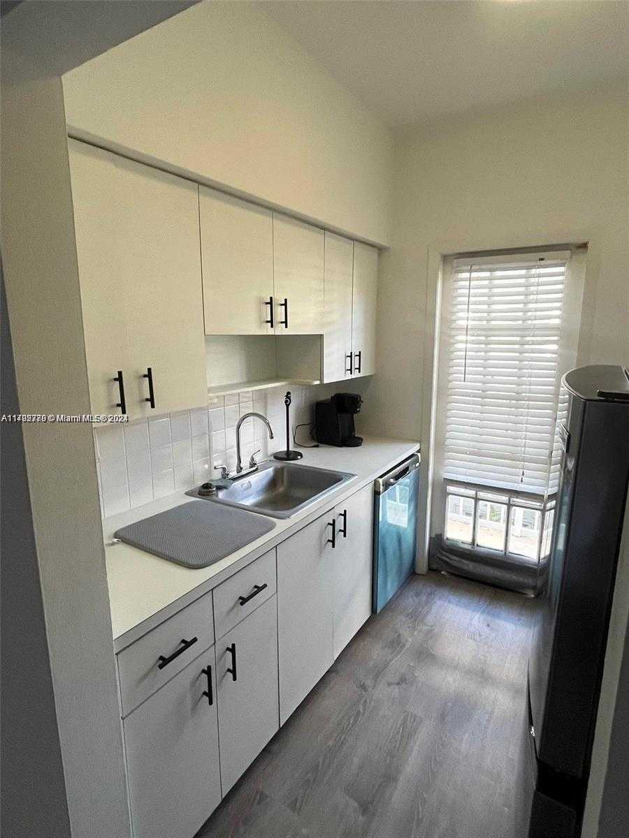 Small Image of 911 MERIDIAN AVE #202, Miami Beach Number 2