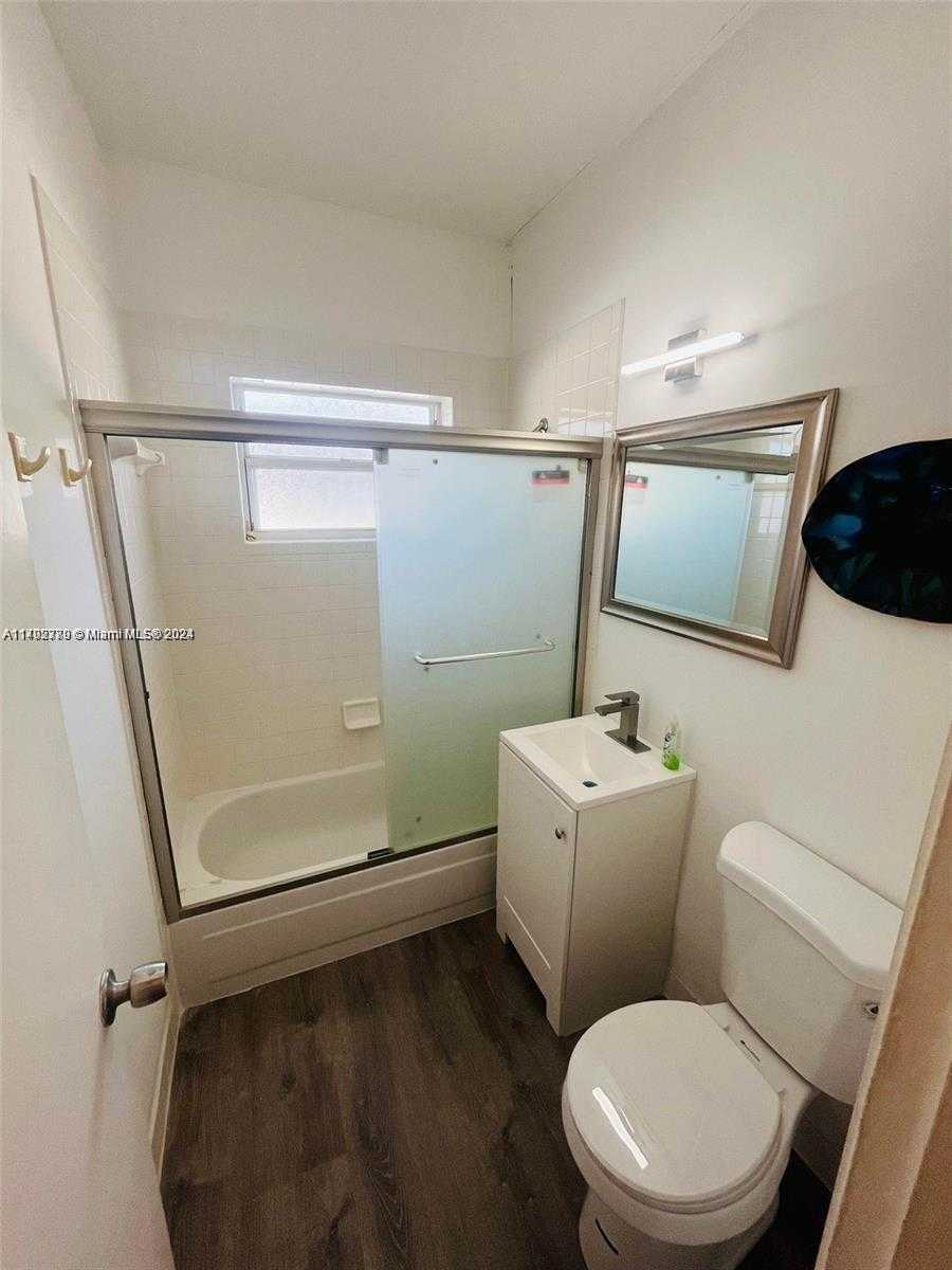 Small Image of 911 MERIDIAN AVE #202, Miami Beach Number 8