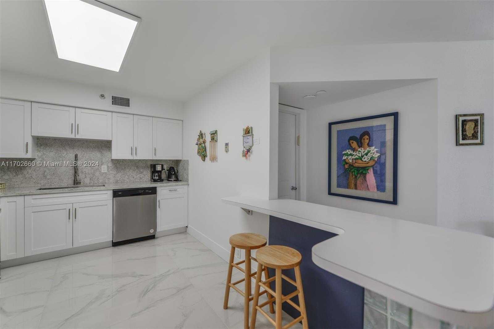 Small Image of 3530 MYSTIC POINTE DR #2108, Aventura Number 21