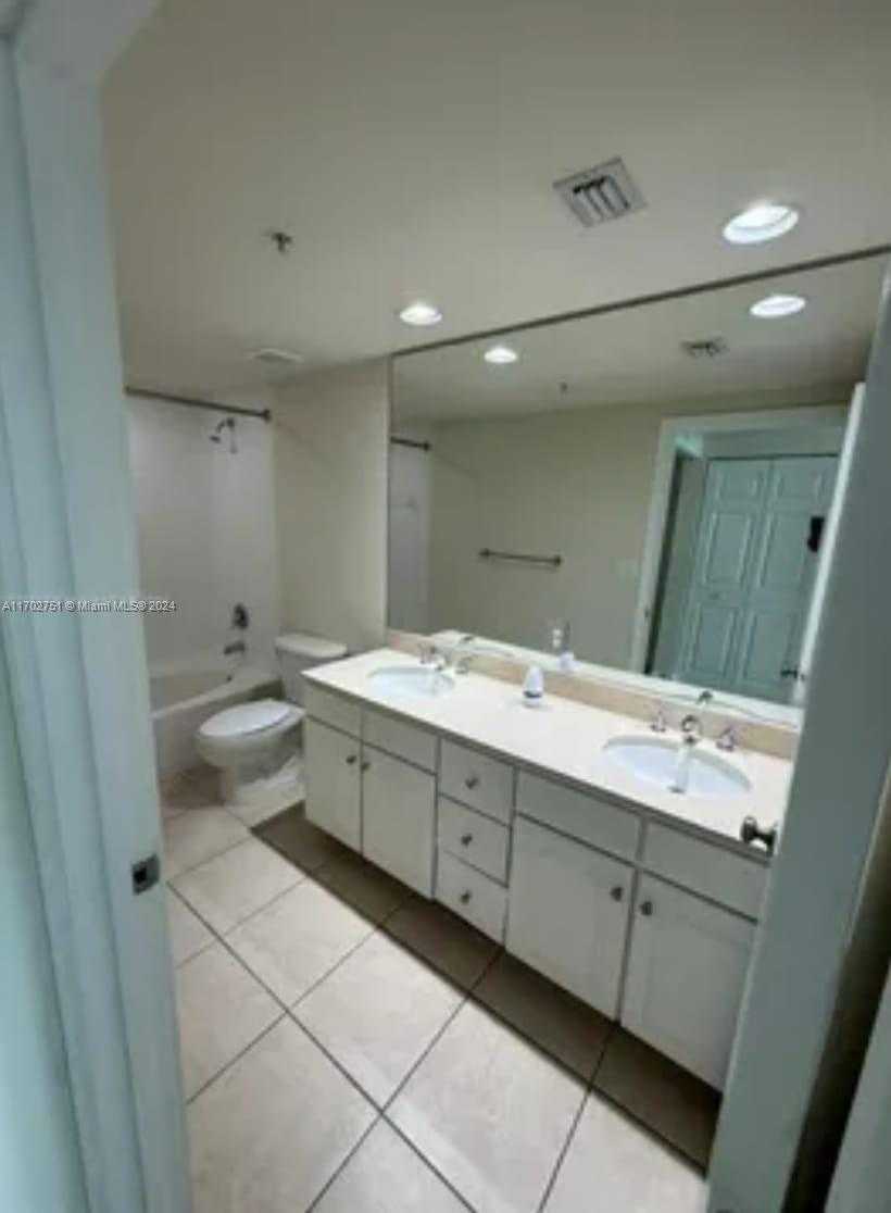 Small Image of 2000 N Bayshore Dr, Miami, FL 33137, USA Number 3