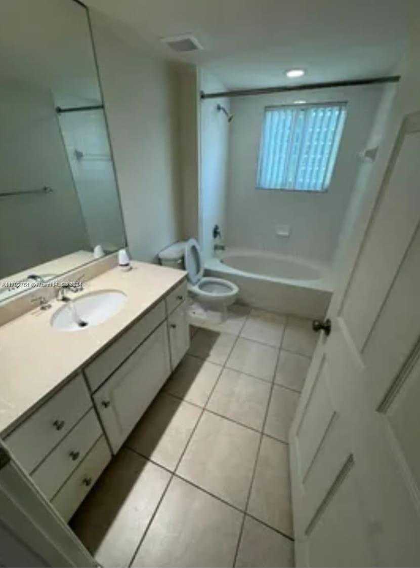 Small Image of 2000 N Bayshore Dr, Miami, FL 33137, USA Number 4