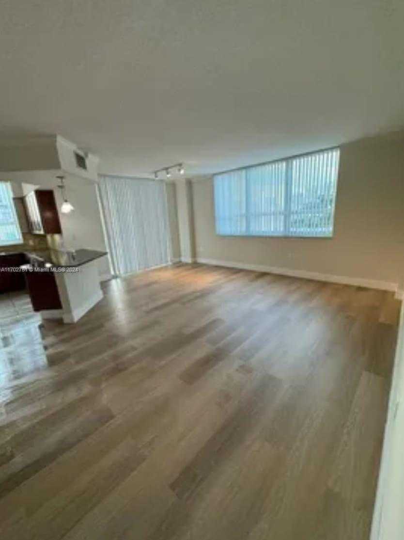 Small Image of 2000 N Bayshore Dr, Miami, FL 33137, USA Number 8