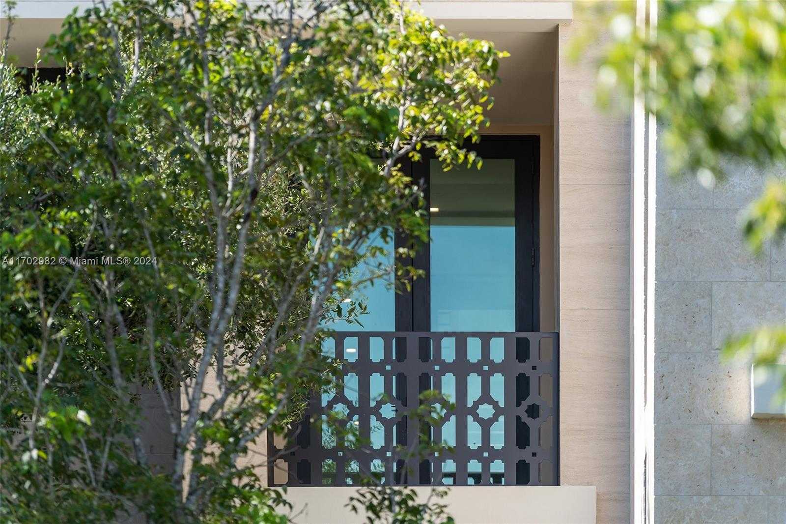 Small Image of 613 ALMERIA AVE, Coral Gables Number 2