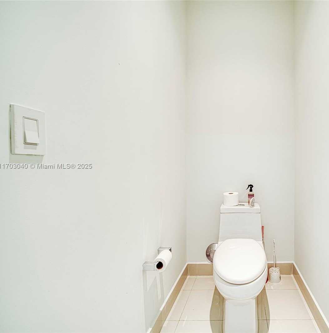 Small Image of 45 SOUTH WEST 9TH ST #LPH 4504, Miami Number 22