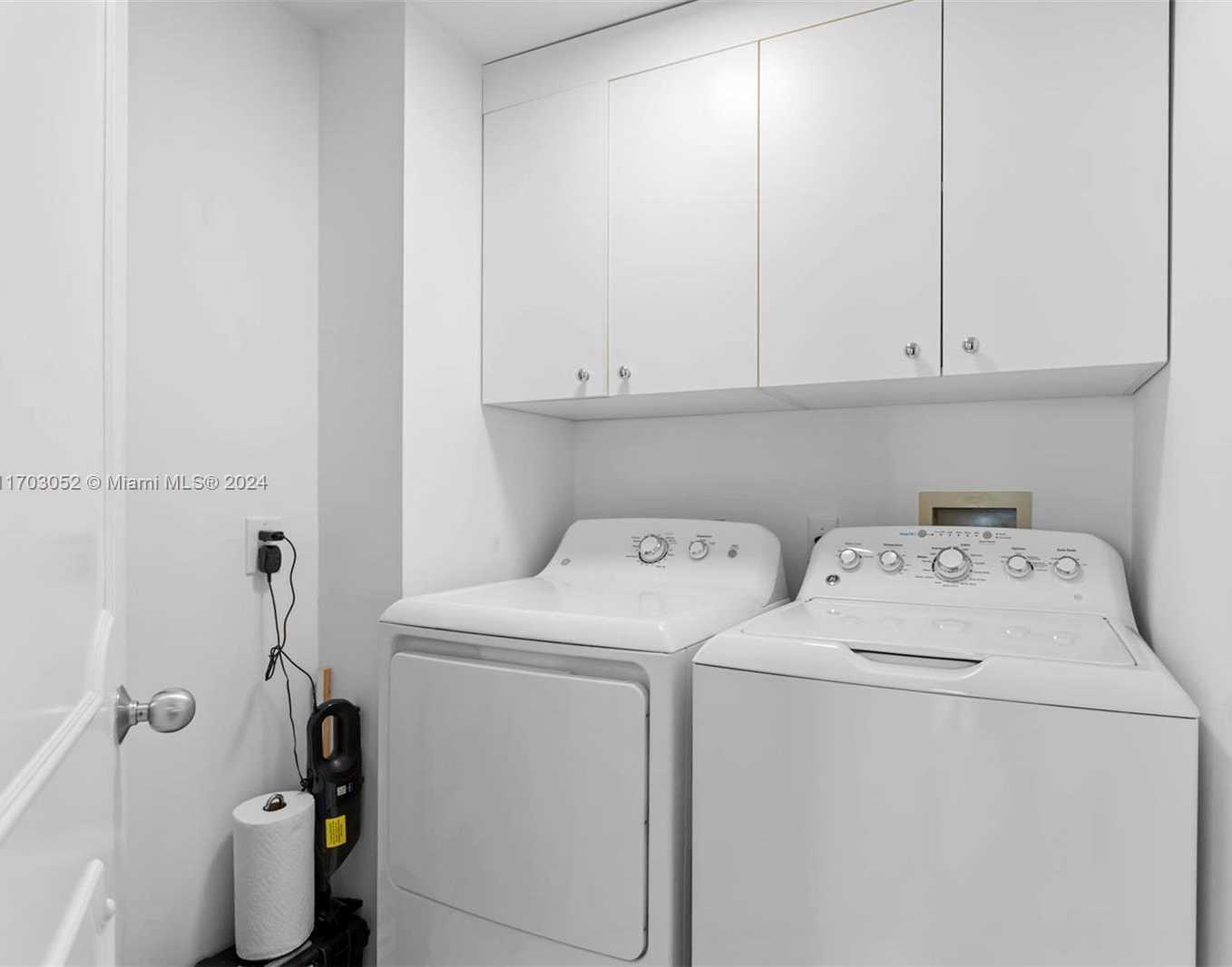 Small Image of 21205 YACHT CLUB DR #2403, Aventura Number 27