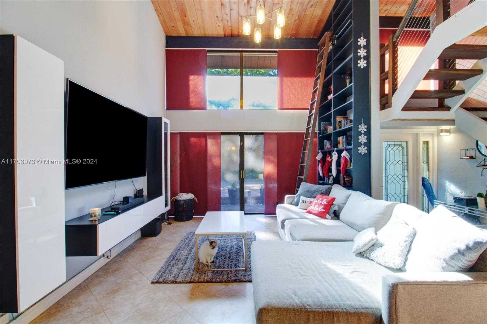 Small Image of 730 EAST COCO PLUM CIR #3, Plantation Number 4