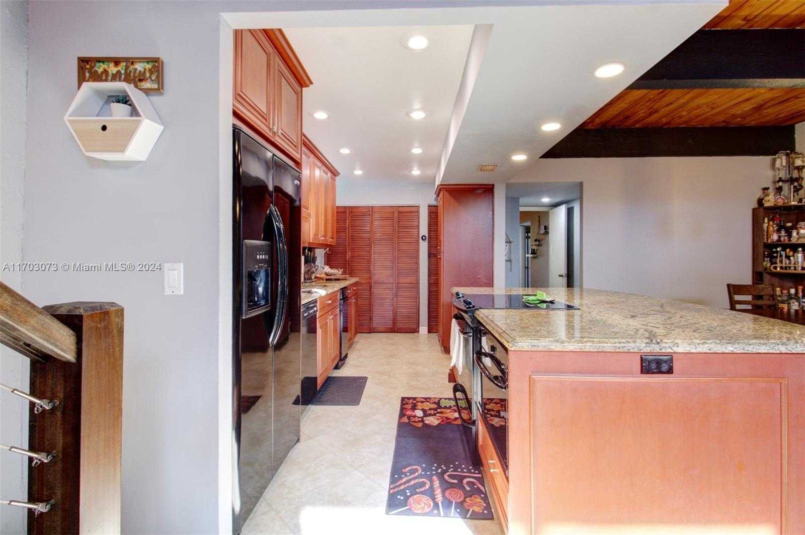 Small Image of 730 EAST COCO PLUM CIR #3, Plantation Number 7