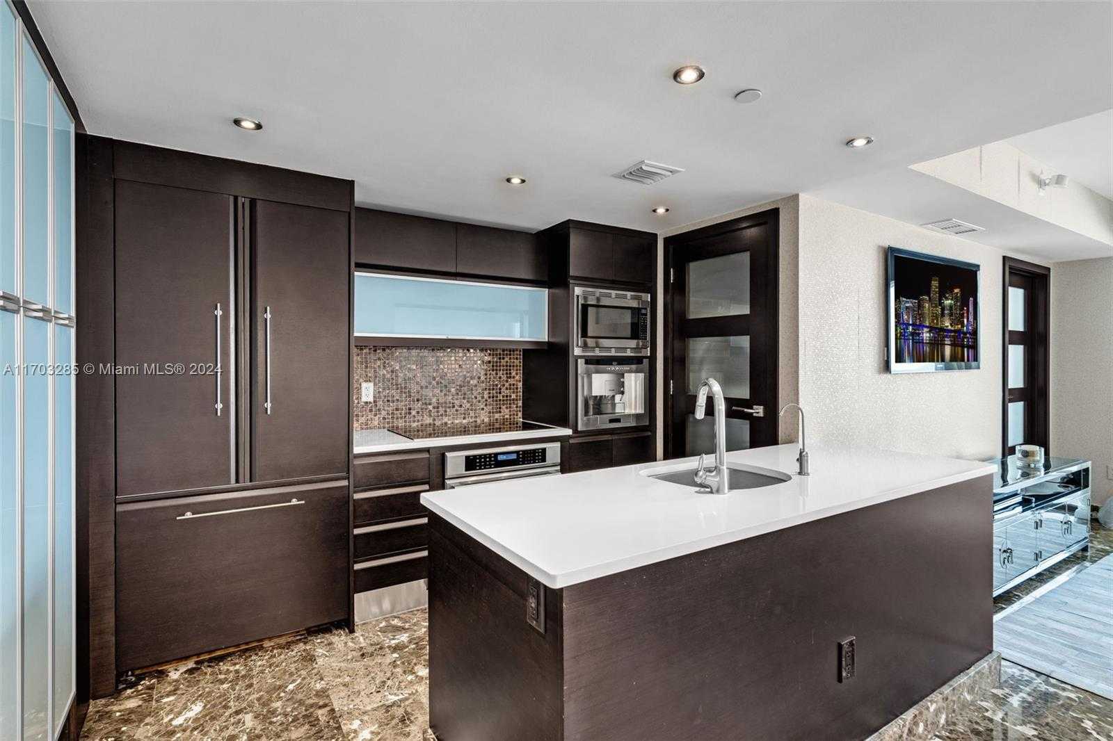 Small Image of 5875 COLLINS AVE #1503, Miami Beach Number 13
