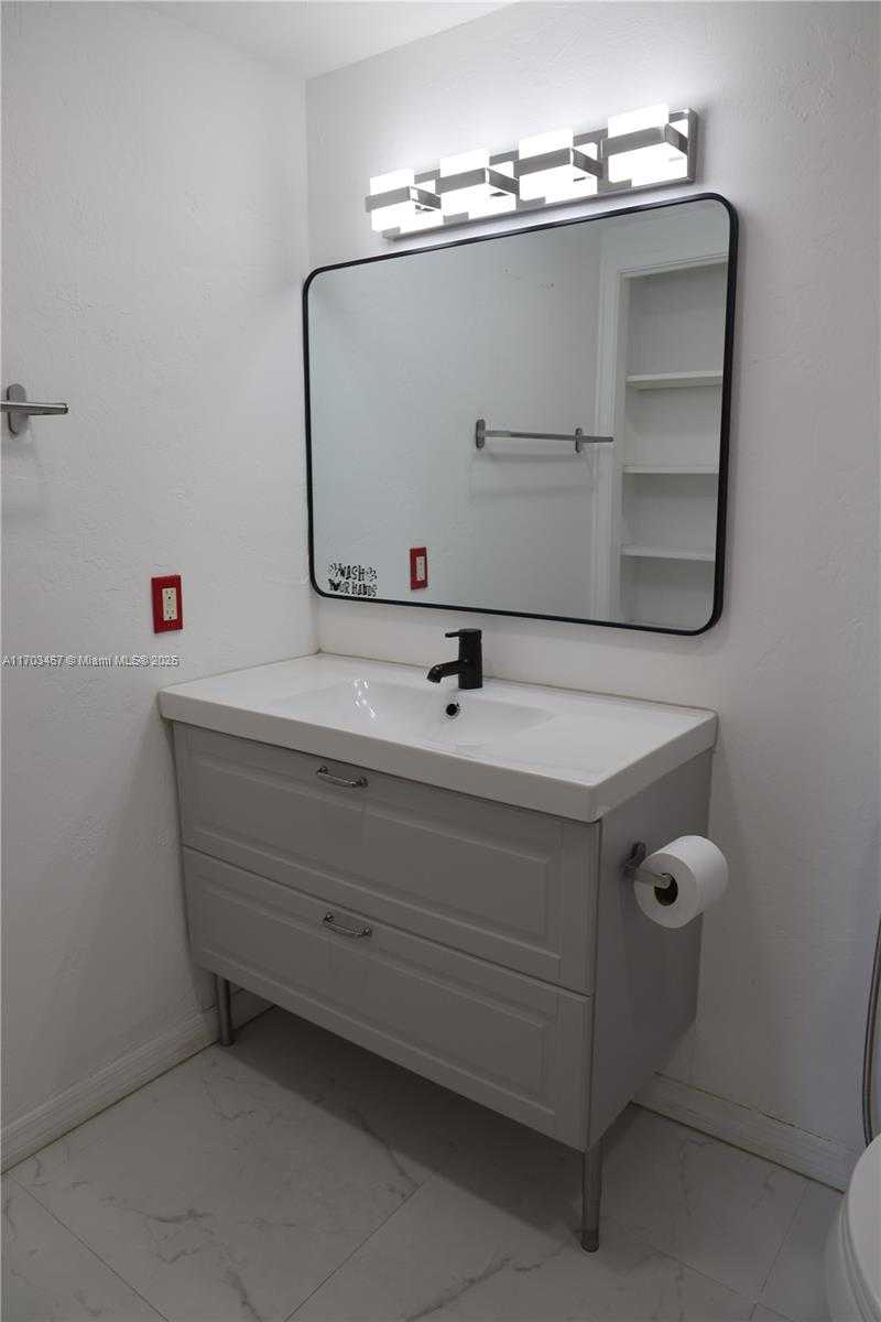 Small Image of 4400 HILLCREST DR #604A, Hollywood Number 11