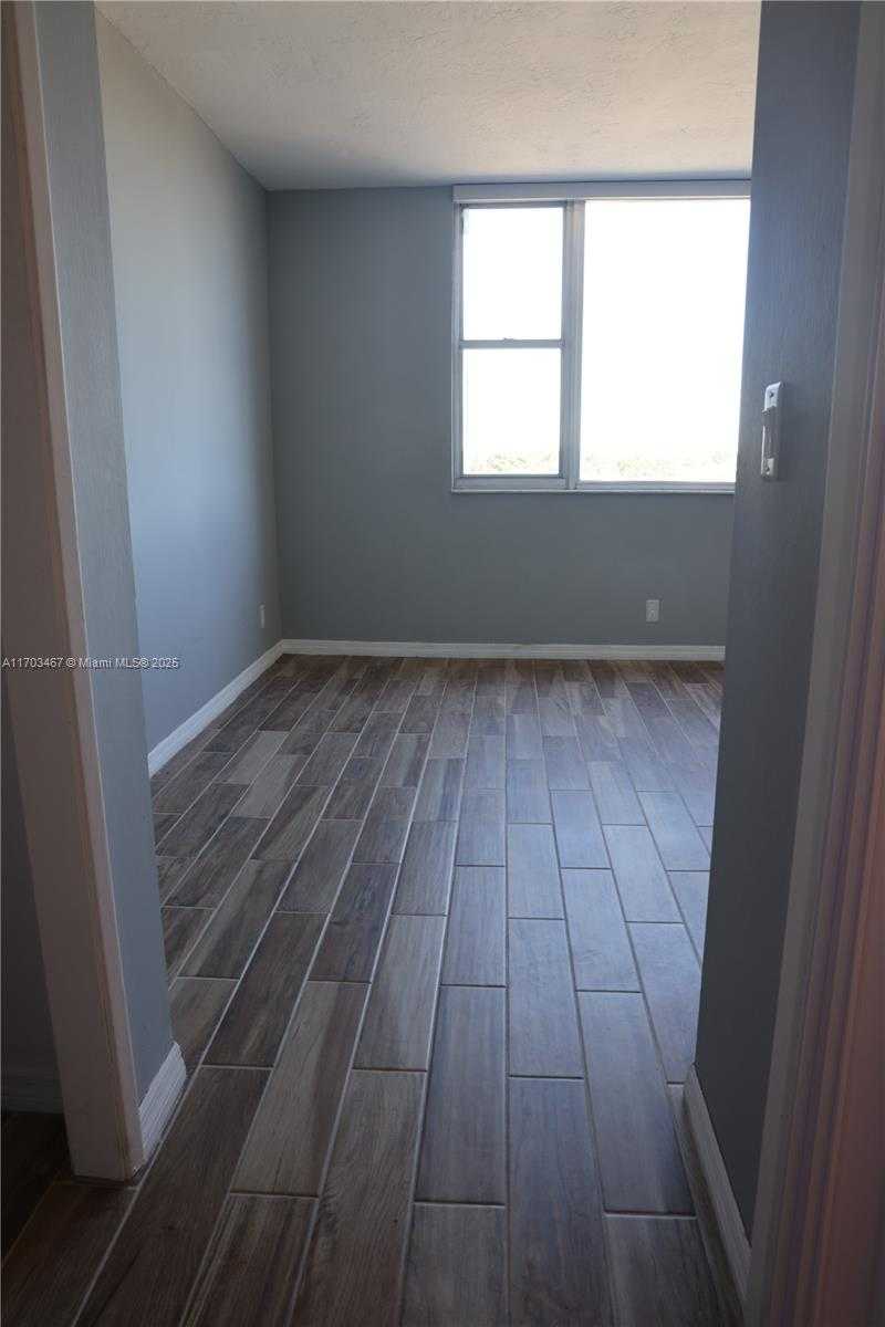 Small Image of 4400 HILLCREST DR #604A, Hollywood Number 15