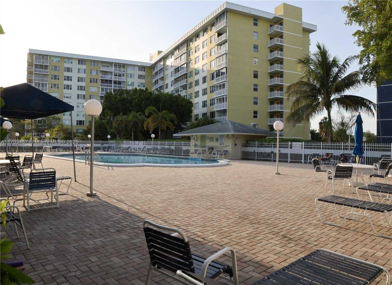 Small Image of 4400 HILLCREST DR #604A, Hollywood Number 2