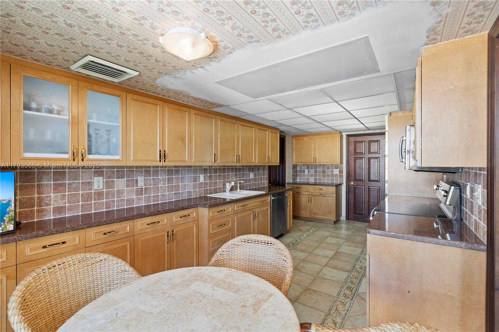 Small Image of 5500 COLLINS AVE #2302, Miami Beach Number 17