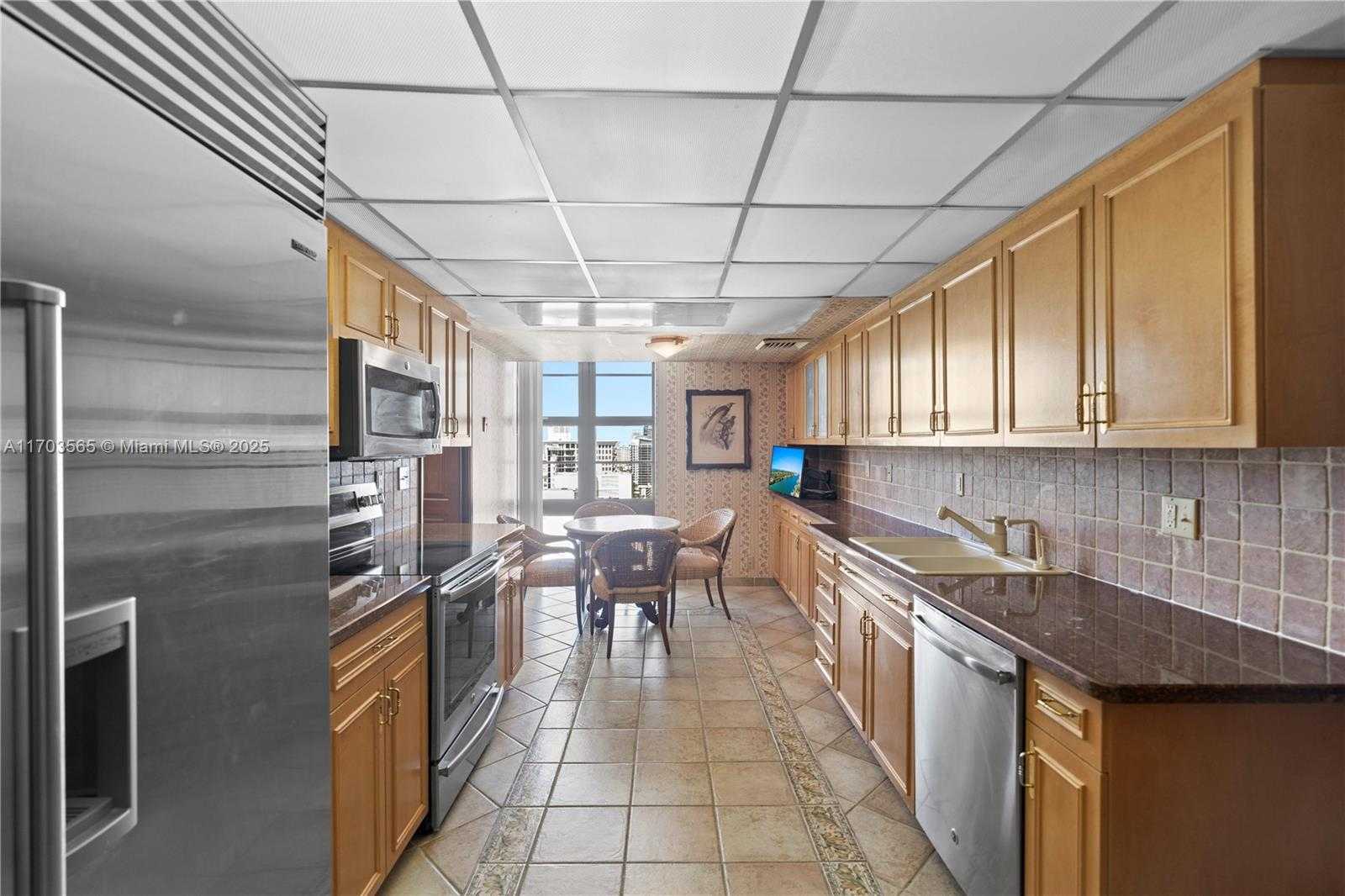 Small Image of 5500 COLLINS AVE #2302, Miami Beach Number 18