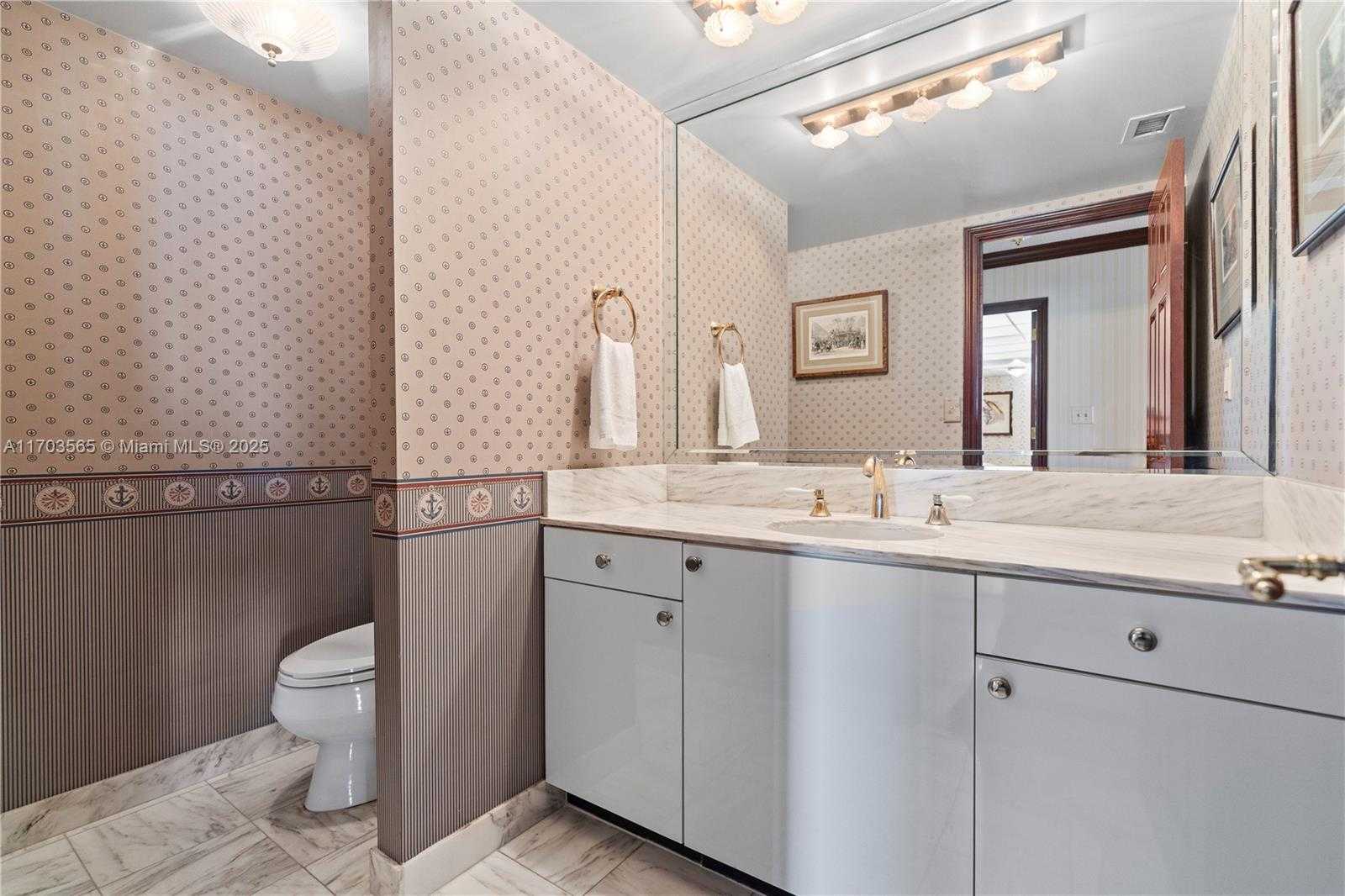Small Image of 5500 COLLINS AVE #2302, Miami Beach Number 19