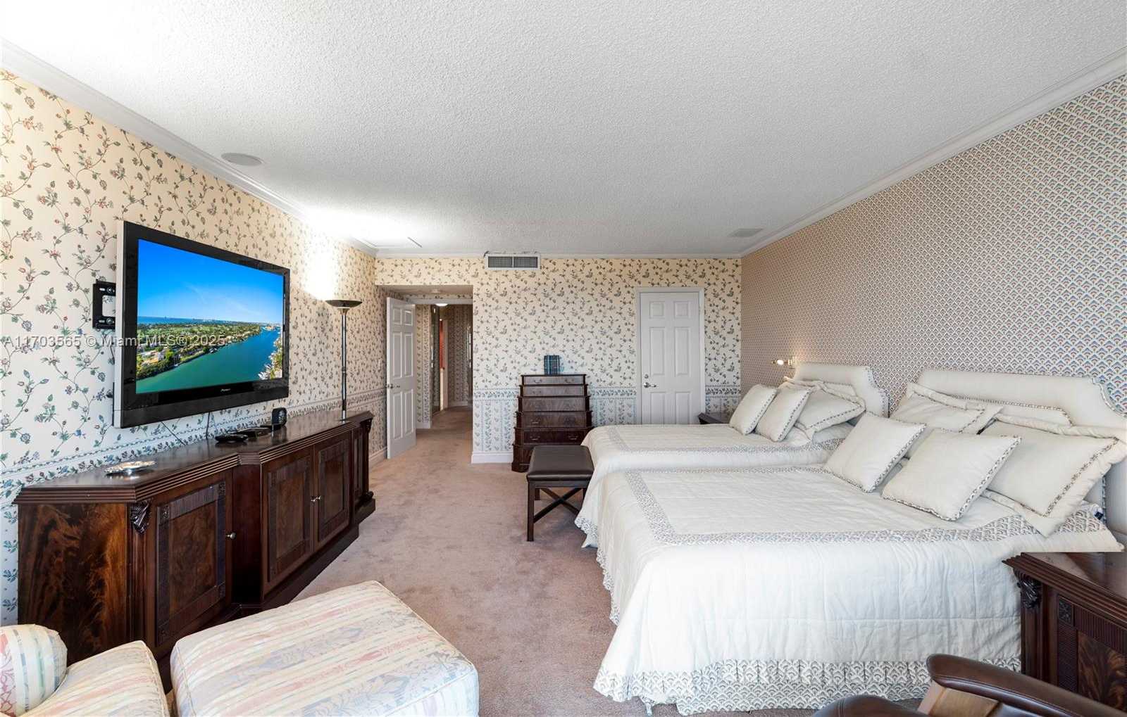 Small Image of 5500 COLLINS AVE #2302, Miami Beach Number 26