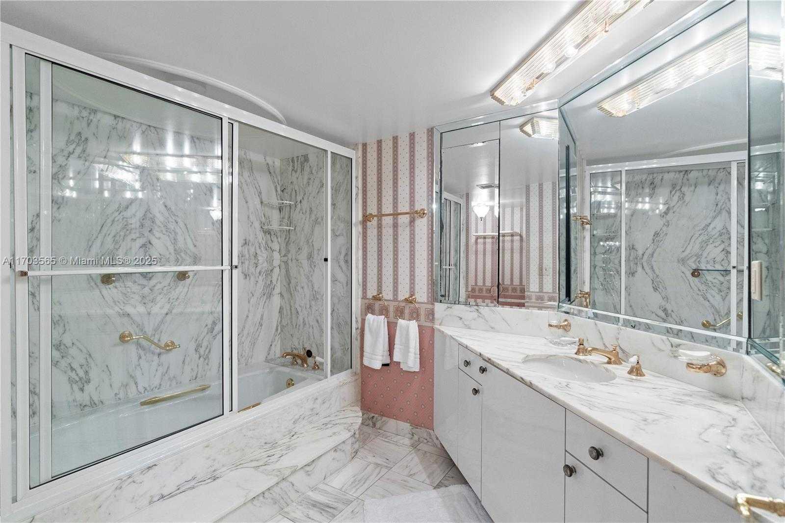 Small Image of 5500 COLLINS AVE #2302, Miami Beach Number 30