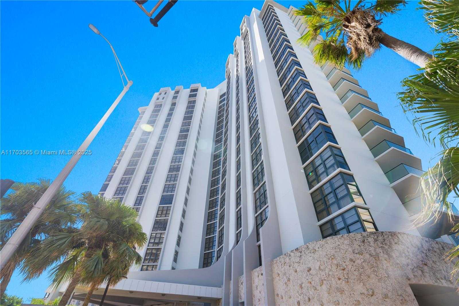 Small Image of 5500 COLLINS AVE #2302, Miami Beach Number 31