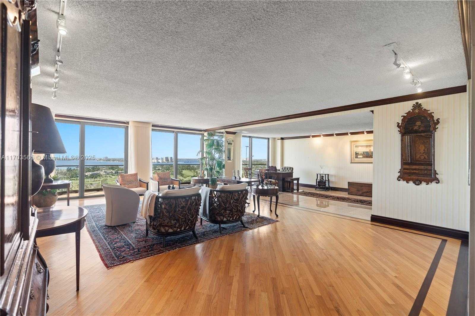 Small Image of 5500 COLLINS AVE #2302, Miami Beach Number 4