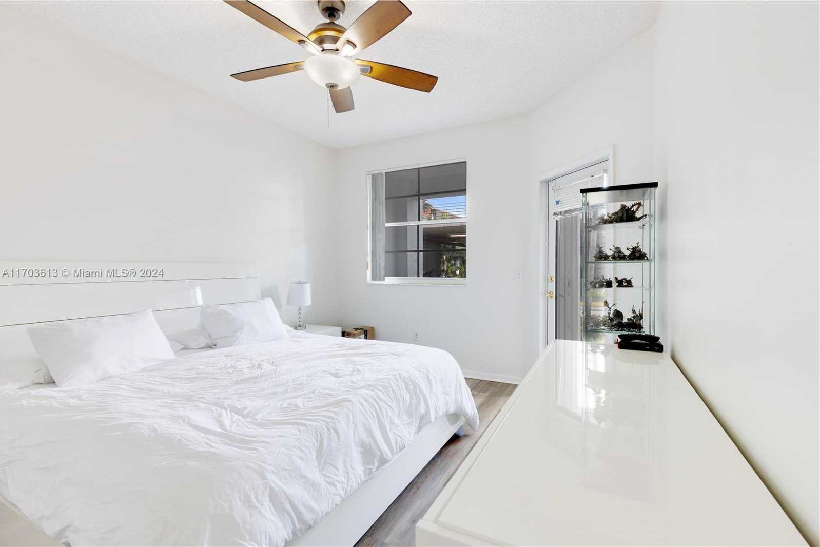 Small Image of 3105 NE 184th St, Aventura, FL 33160, USA Number 15