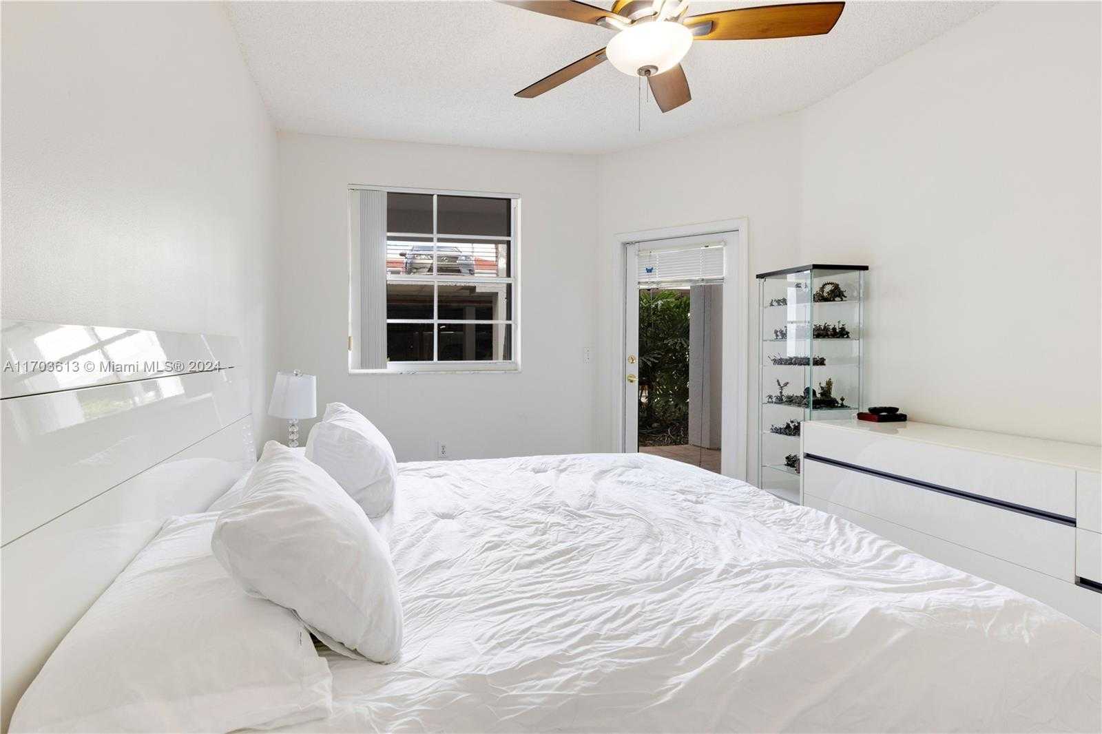 Small Image of 3105 NE 184th St, Aventura, FL 33160, USA Number 17