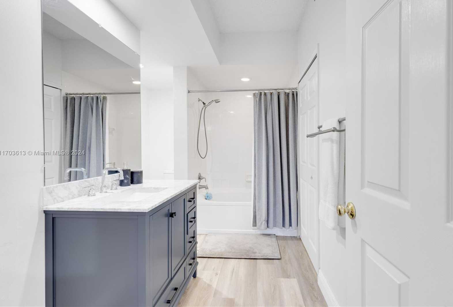Small Image of 3105 NE 184th St, Aventura, FL 33160, USA Number 19