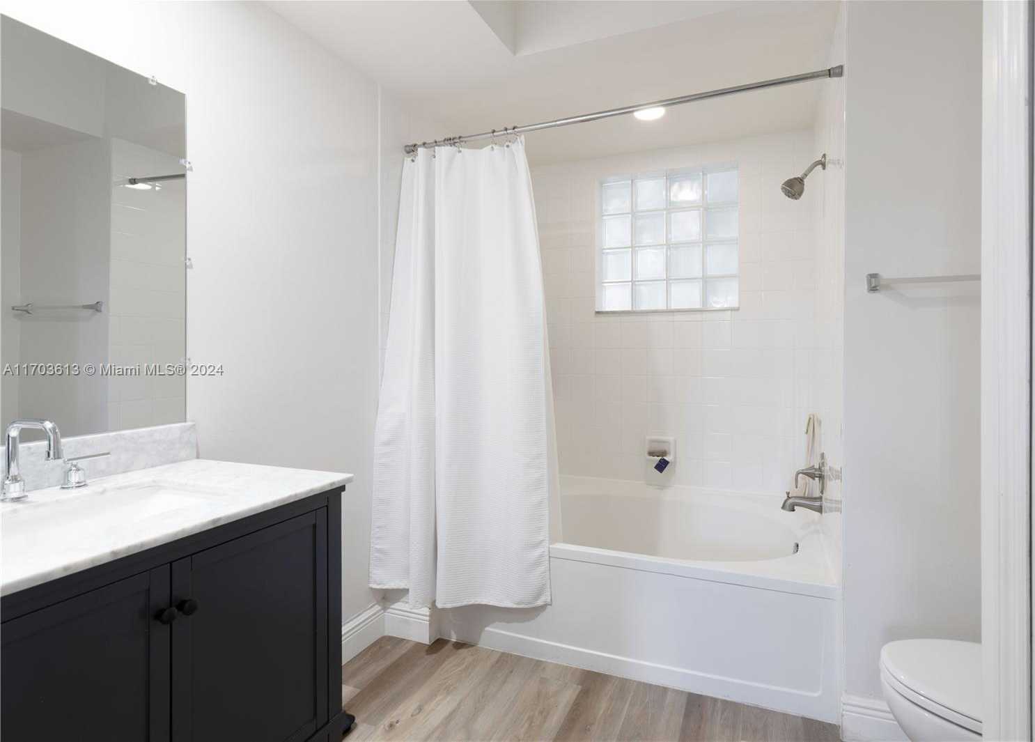 Small Image of 3105 NE 184th St, Aventura, FL 33160, USA Number 26