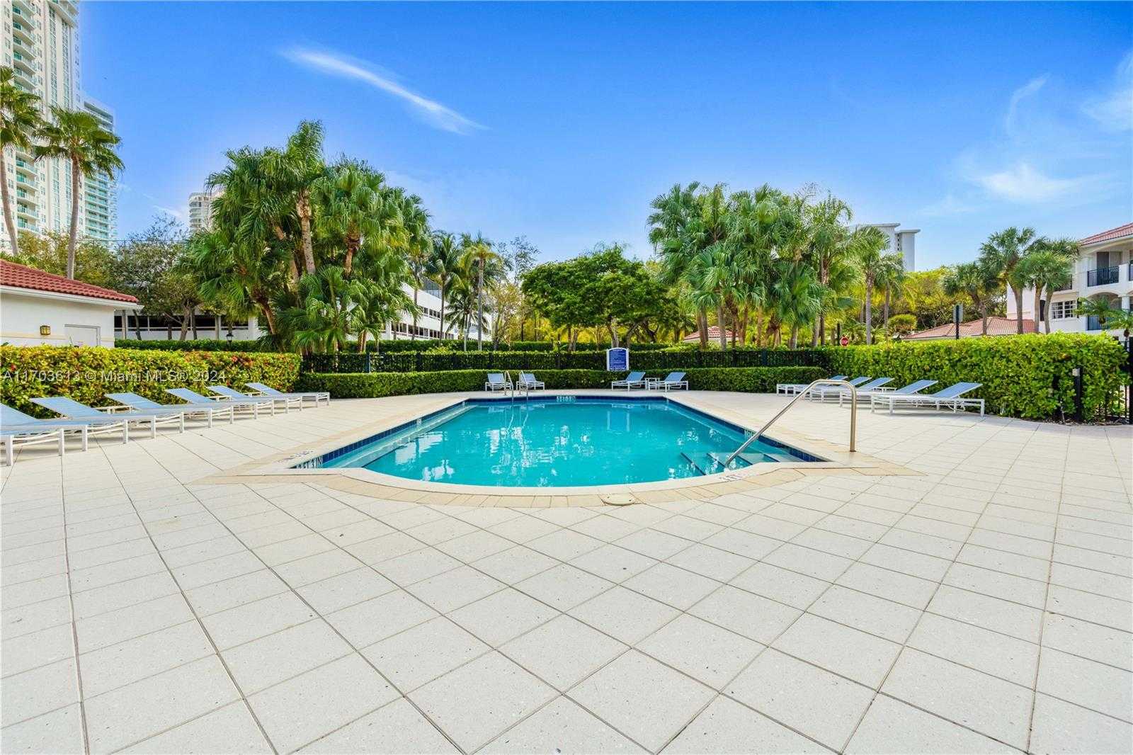 Small Image of 3105 NE 184th St, Aventura, FL 33160, USA Number 34