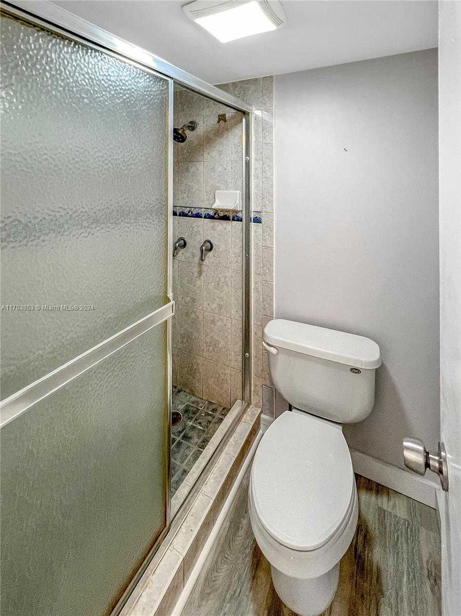 Small Image of 3475 N Country Club Dr, Miami, FL 33180, USA Number 10