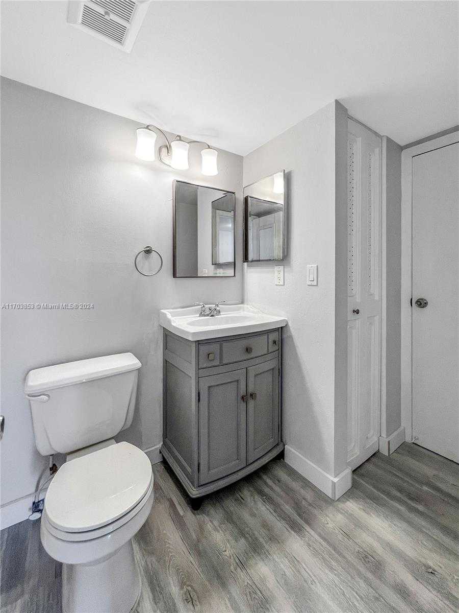 Small Image of 3475 N Country Club Dr, Miami, FL 33180, USA Number 11