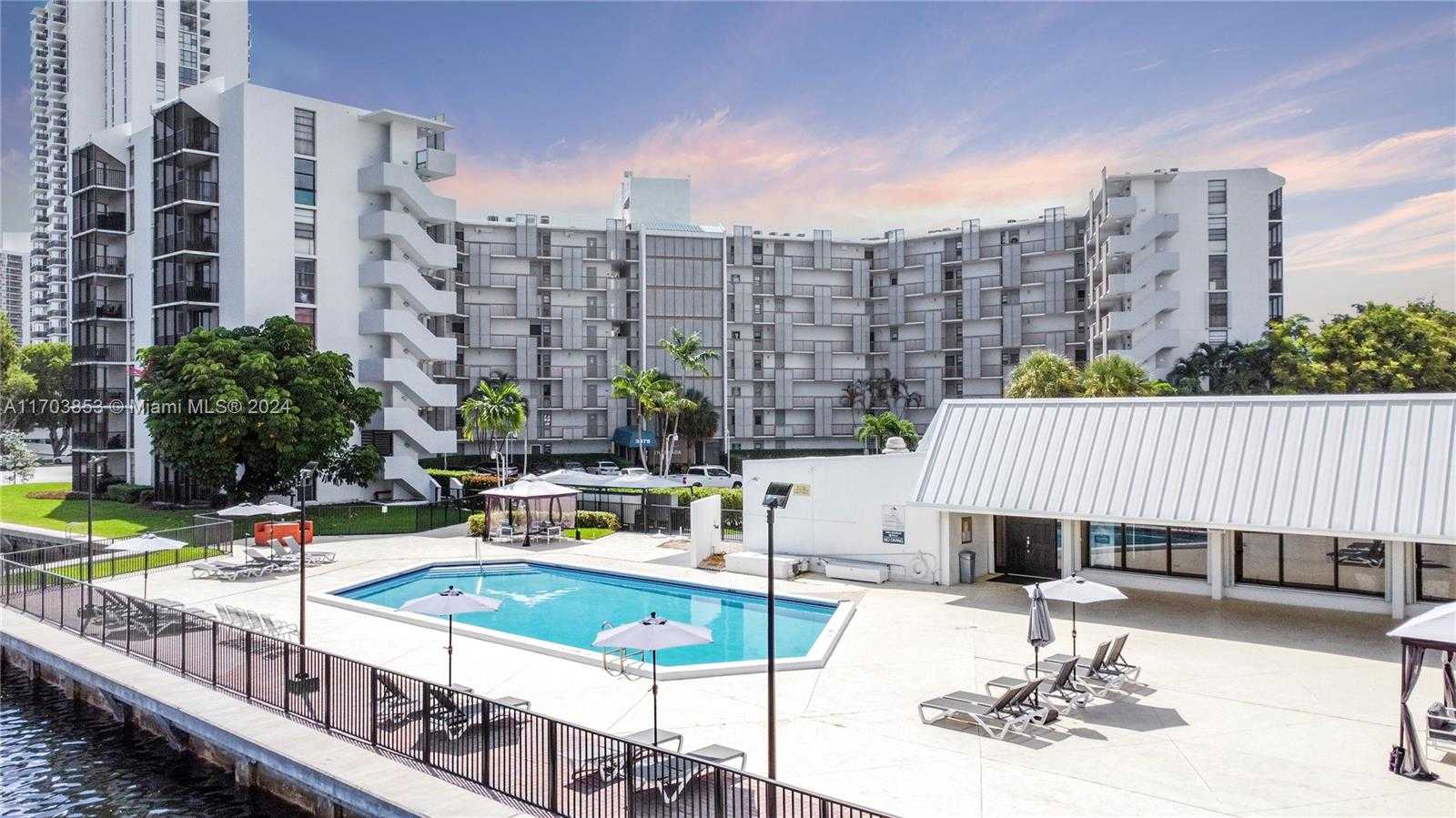Small Image of 3475 N Country Club Dr, Miami, FL 33180, USA Number 2